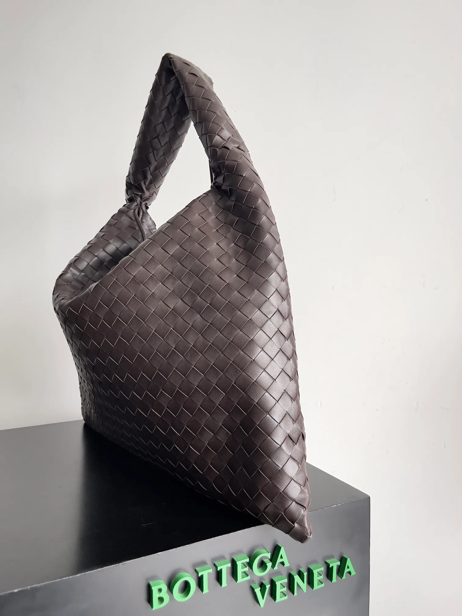 Batch 2160 Recently, I seem to be obsessed with this bag from BV~ The new Hop is really not too beautiful. The whole bag has no seams. The bag body and handles are made of one piece of leather. It embodies the style and essence of Bottega Veneta. It truly represents craftsmanship and creativity. The large size has a very loose and lazy upper body. Big bag lovers will definitely not regret buying it. Style number: 763970 Size: 53*24*13